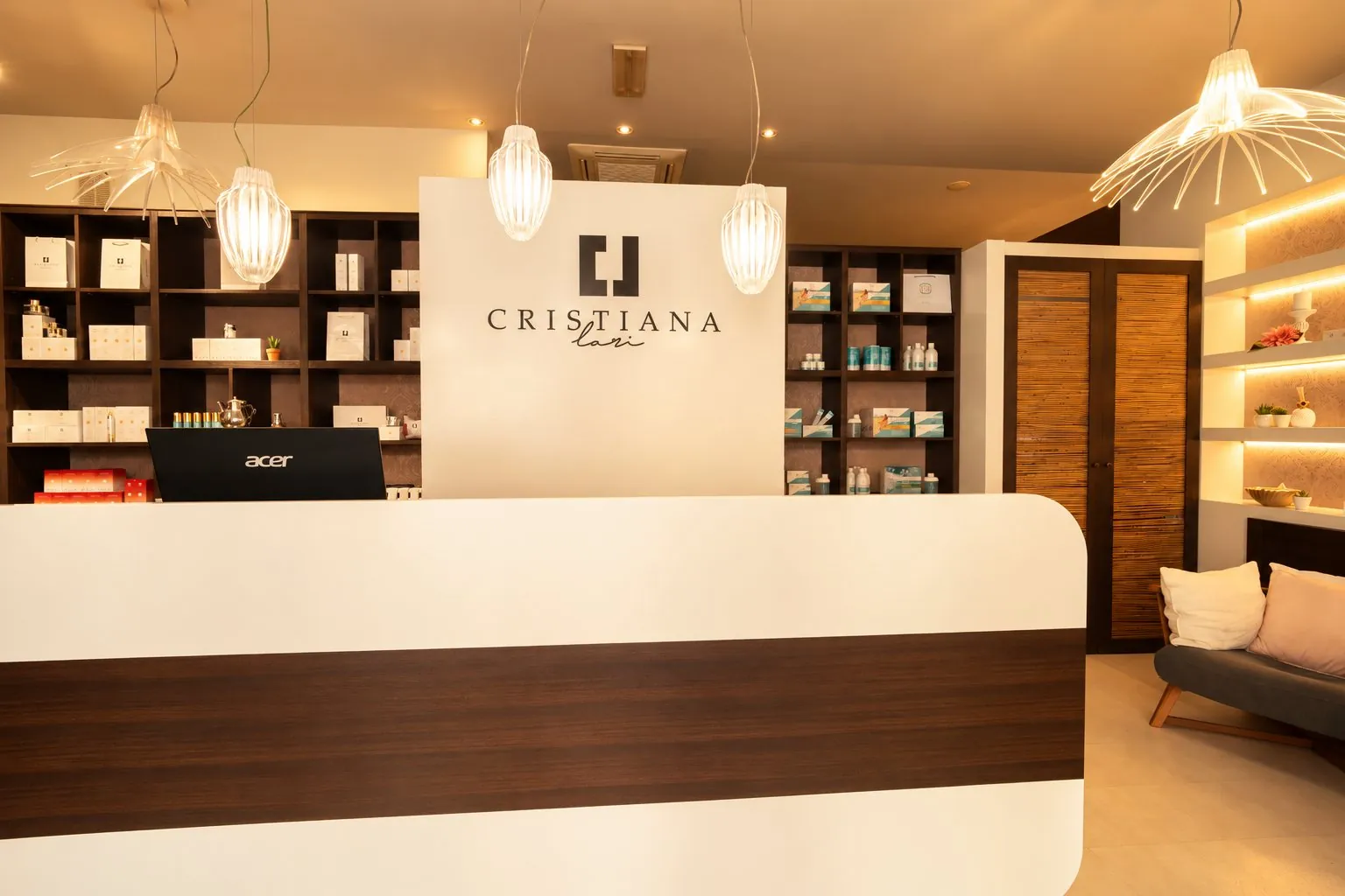 La reception del centro estetico Cristiana Lari con il logo, luce calda