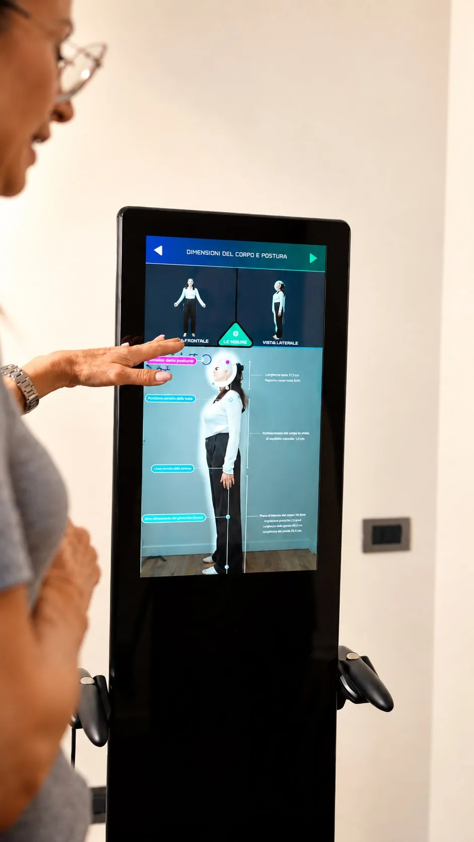 Cristiana Lari mostra i risultati dello scanner corporeo durante la prima consulenza
