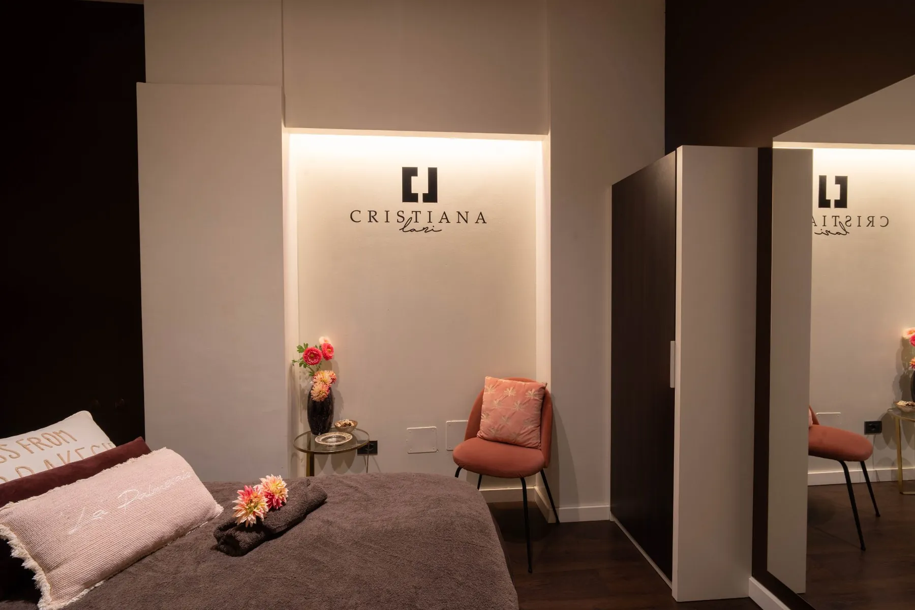 Cabina trattamenti del centro Cristiana Lari, con il logo illuminato