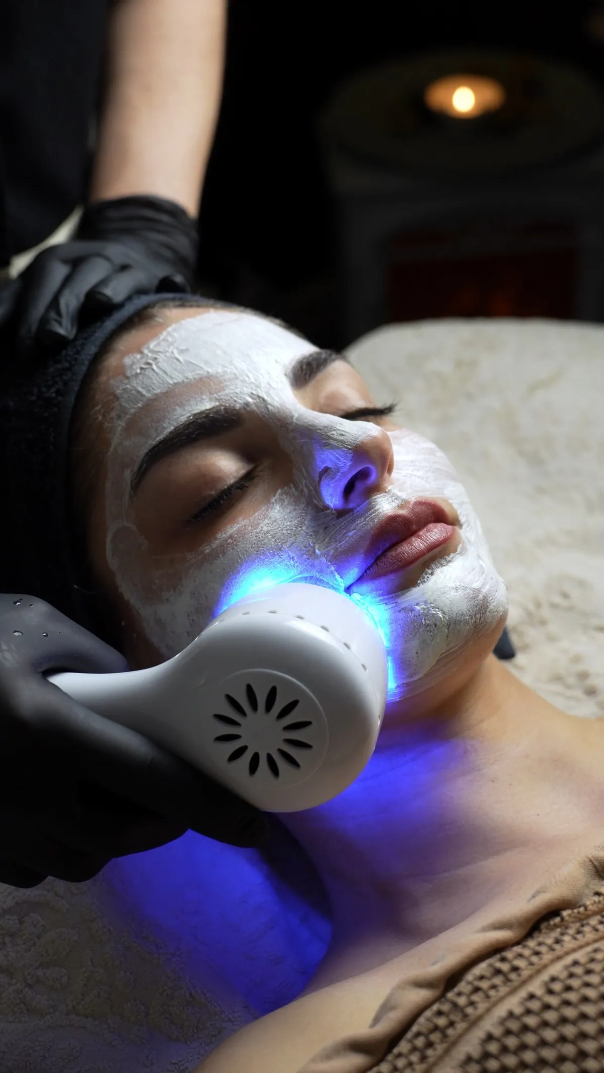 Trattamento viso con manipolo a luce blu